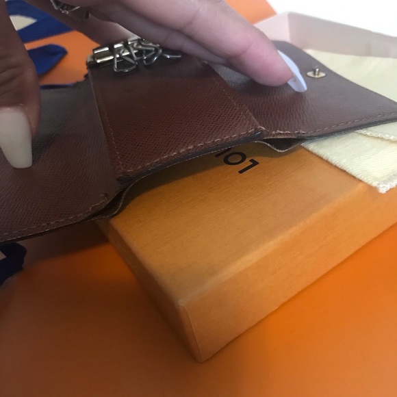 💯% Auth. Louis Vuitton Monogram 4 key case holder - Picture 5 of 7